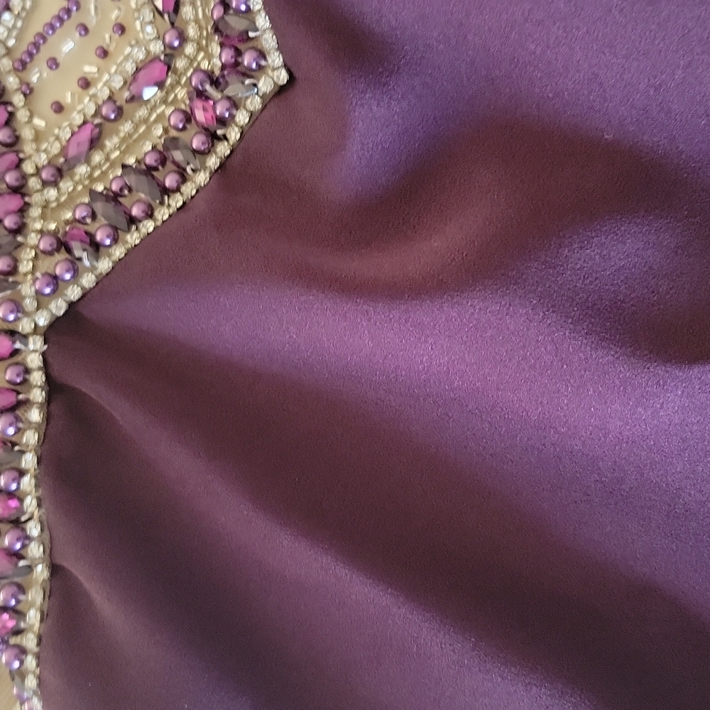 BEAUTIFUL NEW PROM  DRESS IN PURPLE COLOR - Picture 9 of 10